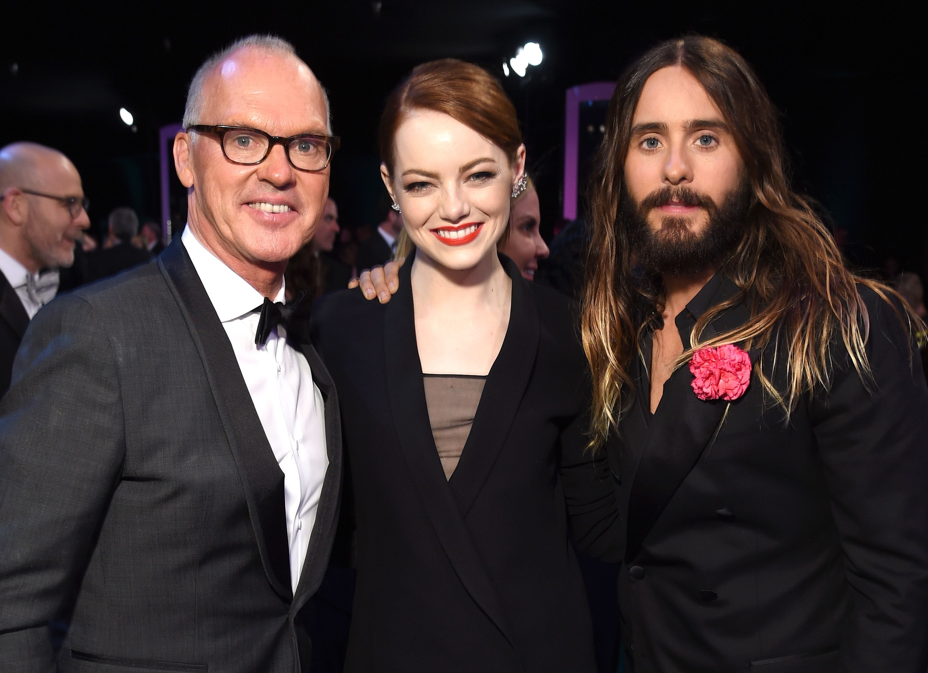 michael keaton, emma stone and jared leto pose at