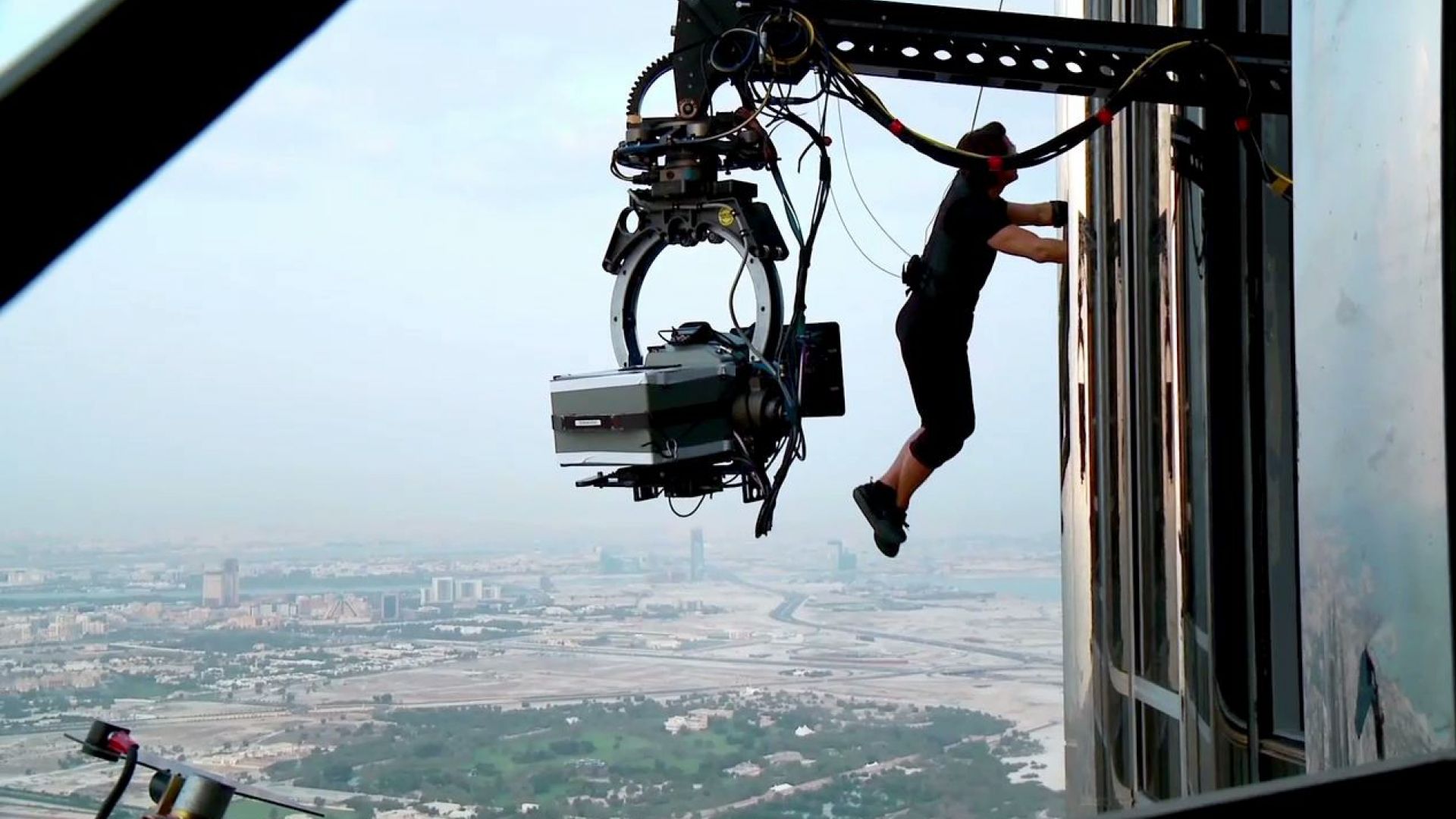 tom-cruise-does-his-own-stunts-and-climbs-the-burj-khalifa-cultjer