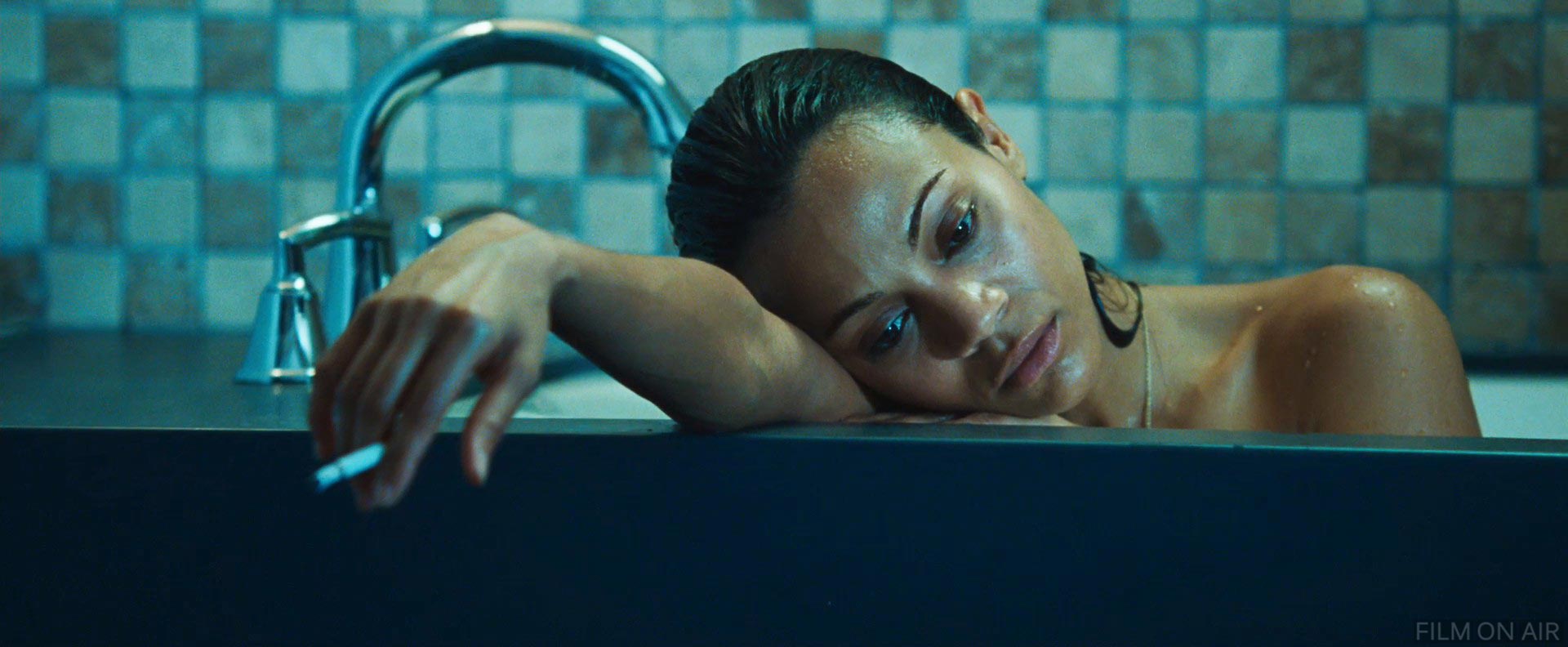 Bath Zoe Saldana
 in Colombiana in Colombiana