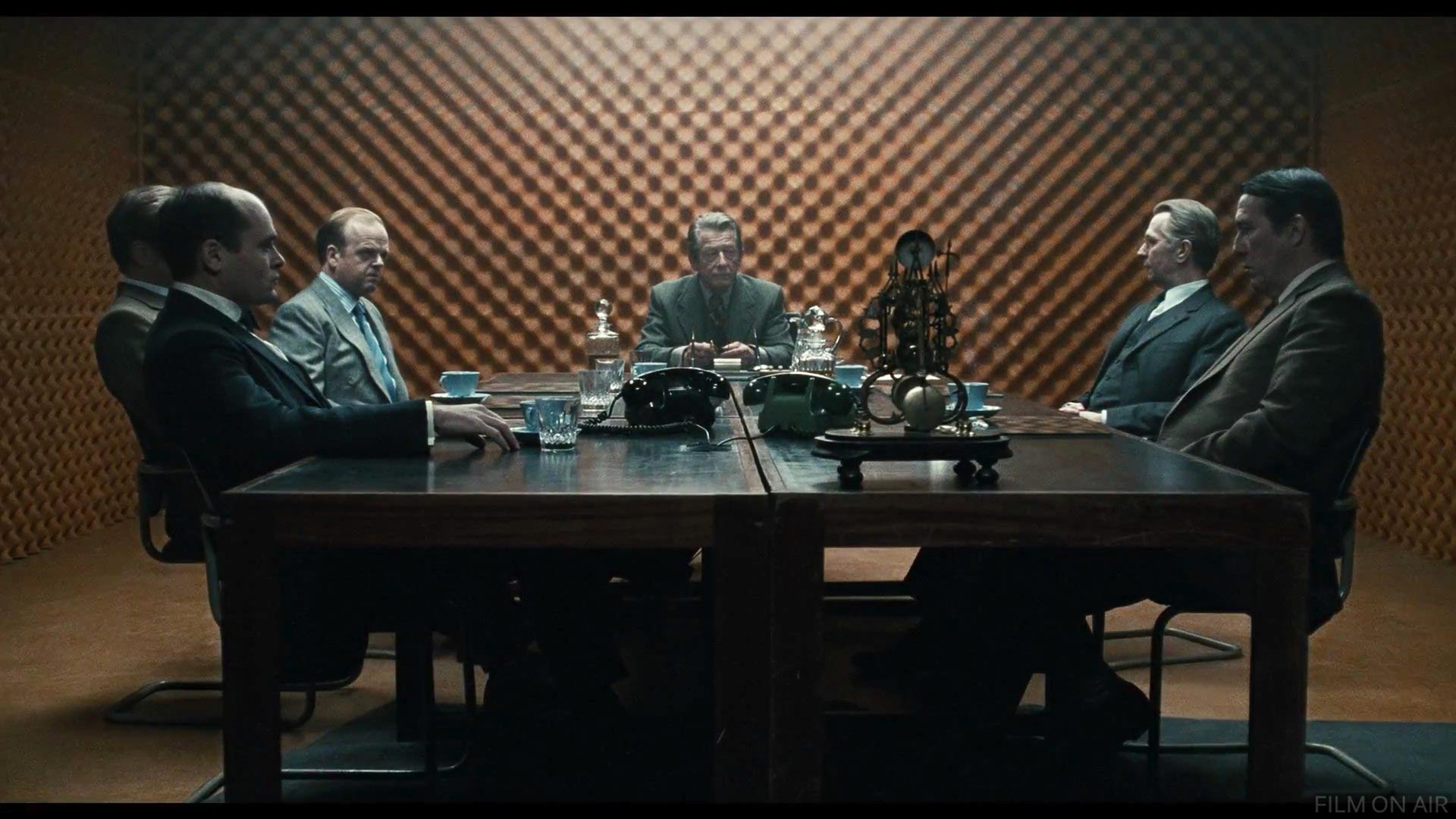 Выход шпионов. Tinker Tailor Soldier Spy 2011. Штаб шпионов. КИНОХИТ фильмы. Шпионский штаб из кино.