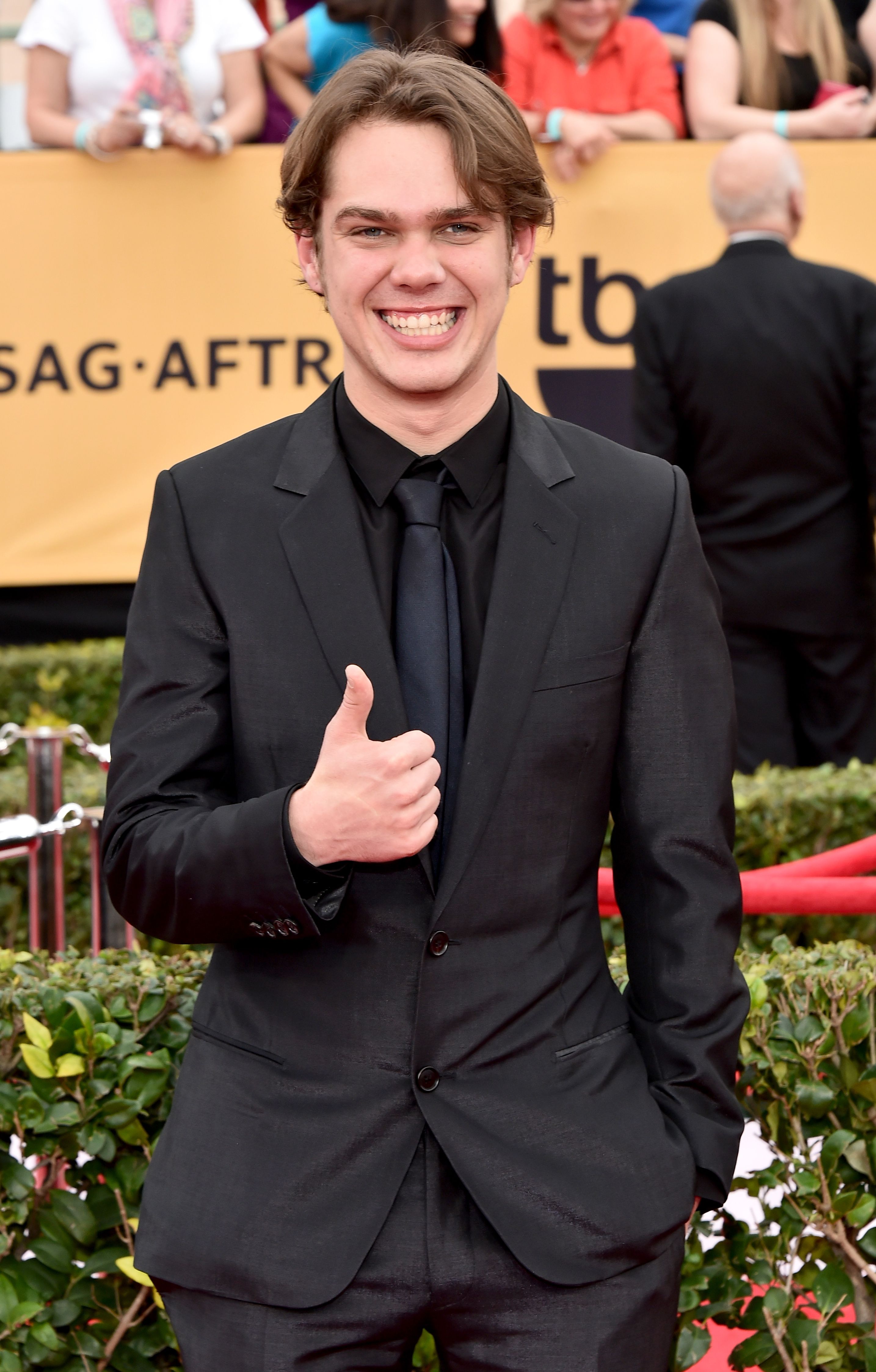 Boyhood&#039;s Ellar Coltrane thumbs up at 2015 SAG Awards