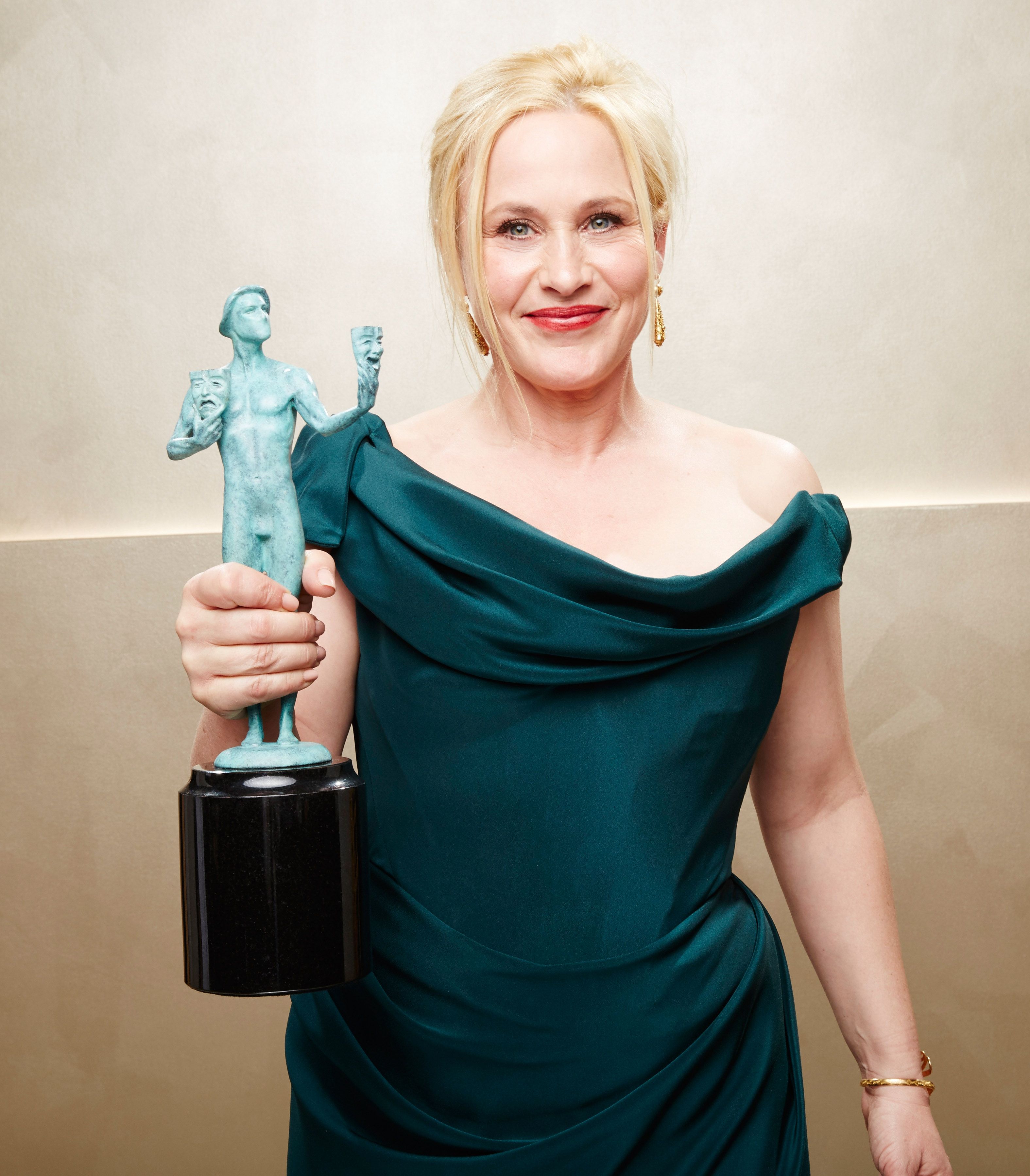 Patricia Arquette holds up her 2015 SAG Award for Boyhood